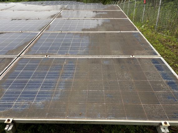 汚れのある太陽光パネル | 株式会社SAP