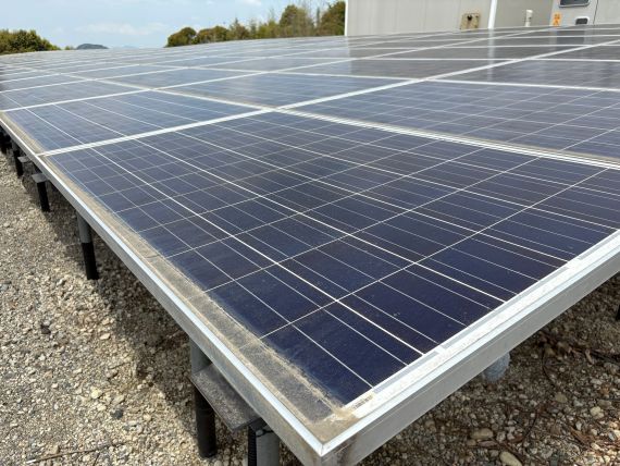 汚れのある太陽光パネル | 株式会社SAP
