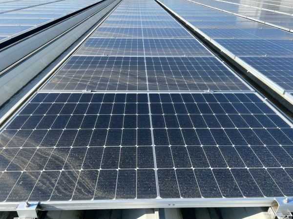 洗浄前の太陽光パネル | 株式会社SAP