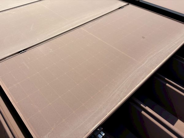 洗浄前の太陽光パネル | 株式会社SAP