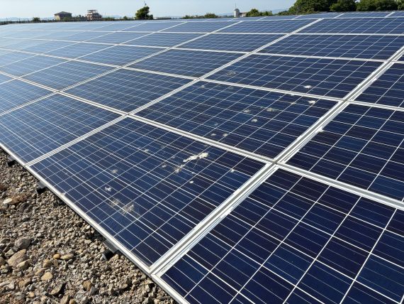 汚れのある太陽光パネル | 株式会社SAP